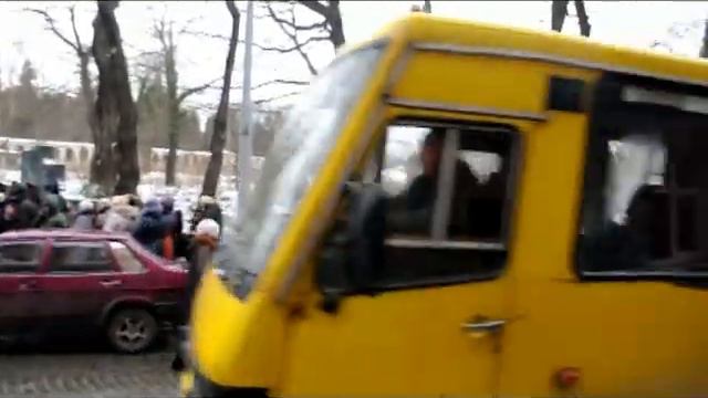 Черга мирян до церкви Юра смотреть онлайн