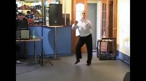 Прикольно танцует