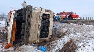 Автобус с пассажирами вылетел с трассы в кювет в Ингушетии. Два человека погибли на месте