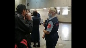 Заставила уйти контролёров своим присутствием и камерой  Вход в метро без намордников