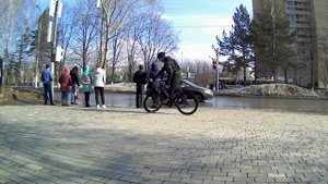 Катание на велосипеде весной