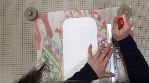 「着物リメイク」のこったハギレで、縫わない、簡単、100均のdaisoで残りの素材を使う、スマホが入るミニバッグを作りましょう!