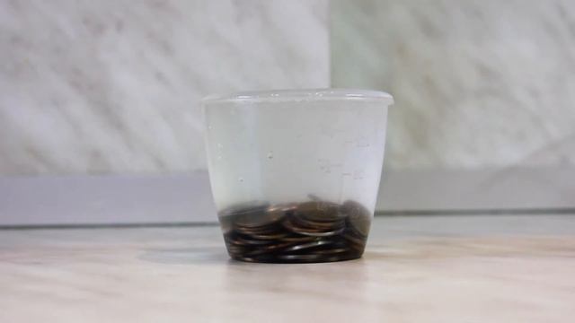 Scientific trick "Bottomless cup" || Опыты и эксперименты для детей "Бездонный стакан" смотреть онлайн