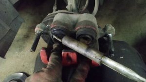 Замена передних тормозных колодок Mitsubishi outlander 1 2002 2003 2004 2005 2006 2007
