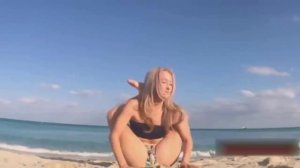 Очень красивая поза девушки на пляже