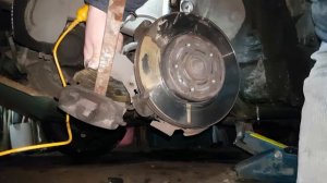 Как заменить передние тормозные  колодки на Шкода Октавия тур Skoda Octavia tour