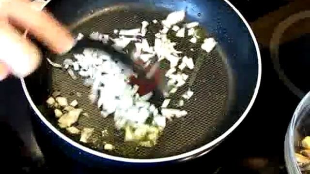 Куриная печень с вином, сливками и грибами смотреть онлайн