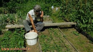 Скамейка для прополки. Прополка грядок лёжа и опрыскиватель Жук