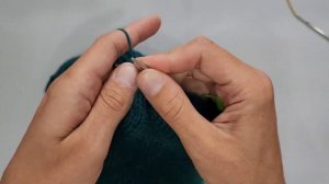 Пушистая шапка с двойным отворотом из ангоры для женщин подробный мастер класс спицами с полосками