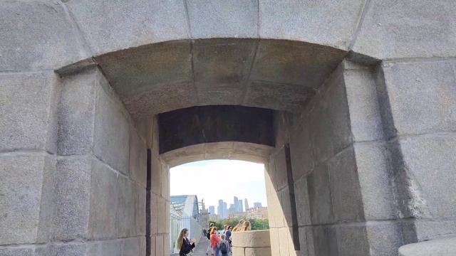 Грандиозные, шикарные виды на Москву и Парк Горького, с правой стороны Андреевского моста #Moscow смотреть онлайн