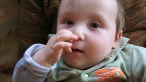Внук Саша ( 10 мес.) с энтузиазмом ковыряет в носу.