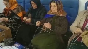 Женщины вяжут носки для солдат
