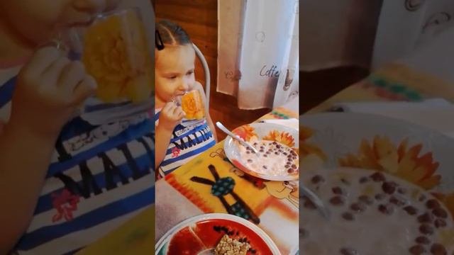 Ребенок 3 года кушает.