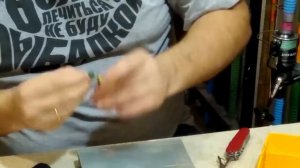 Как сделать мушку для тройника блесны. Вяжем мушку на тройник. Необычный материал для мушки .