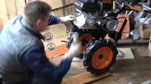 Мотоблок Carver MC-650. Заливаем масло в двигатель и редуктор и ЗАПУСКАЕМ! )