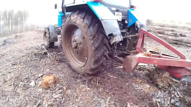 Пахота в лесу. МтЗ 82.1+ КЛб-70(лесной плуг) смотреть онлайн