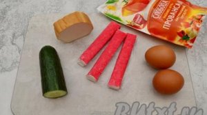 Салат с колбасным сыром и крабовыми палочками