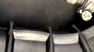 Плавают обороты двигателя и провалы при разгоне. Треснул патрубок и грязь в дроссельной заслонке.