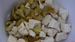 Салат с солеными грибами, курицей и горошком