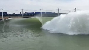 Келли Слейтер Рвет На Своем Ранчо Для Серфинга