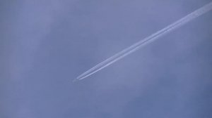 Самолет в небе оставляющий след.