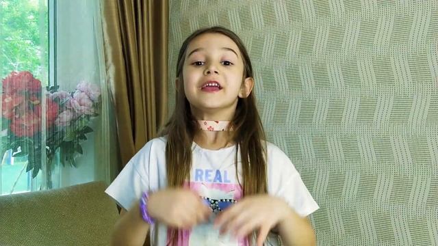 Яся ПОКАЗЫВАЕТ маме как играть с малышом смотреть онлайн