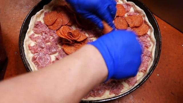 Chicago Food - The BEST DEEP DISH PIZZA In America! Lou Malnati's Pizzeria