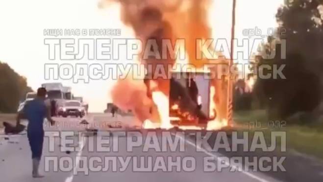 Машина-факел: очевидцы сняли последствия смертельного ДТП под Карачевом