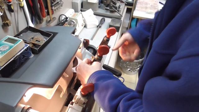 Как сделать ключ к замку старого советского сейфа смотреть онлайн