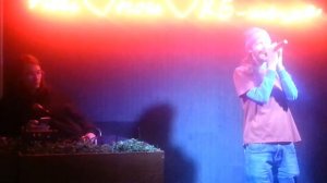 Длинноволосый 42-летний тенор зажёг-Раскачаем этот мир!