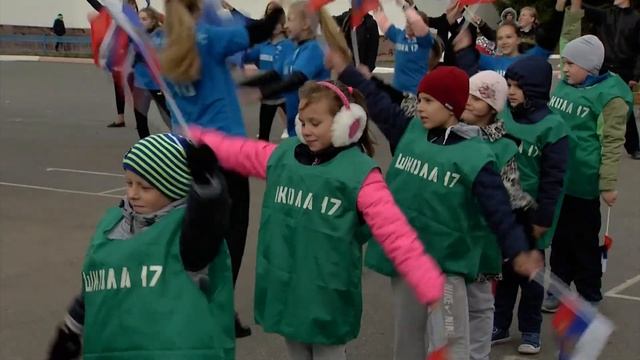 Уличные тренажеры в школе №17. По программе "Сделаем вместе!" смотреть онлайн