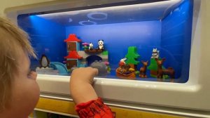 Глеб выбирает набор Лего/ поход Глеба в магазин Лего.