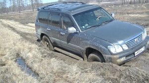 Чем круче джип, тем дальше идти за трактором. Конкретно посадили Lexus LX 470!
