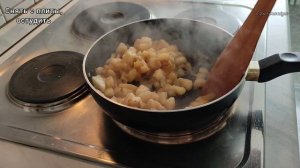 Простой рецепт вкуснейших домашних булочек с яблоками и грушами