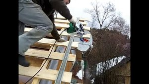 Крыша. Как отрезать ровно свес. Часть 3. Из серии "Частный дом".