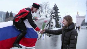 По всей стране в Международный женский день волонтеры поздравляли женщин цветами