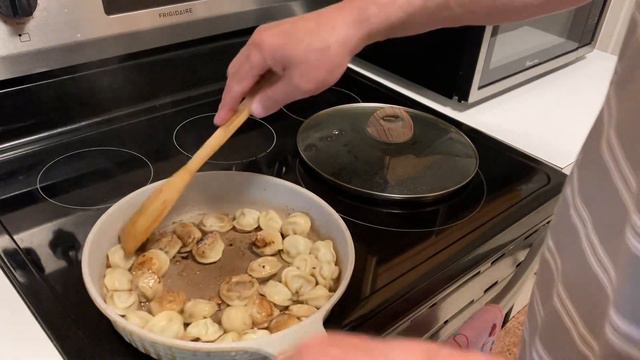 Даже и не сомневайтесь Пельмени. Самый лучший вариант пожарить пельмени