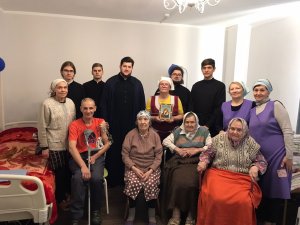 Учащиеся Хабаровской духовной семинарии приехали с концертом в Марфо-Мариинскую богадельню