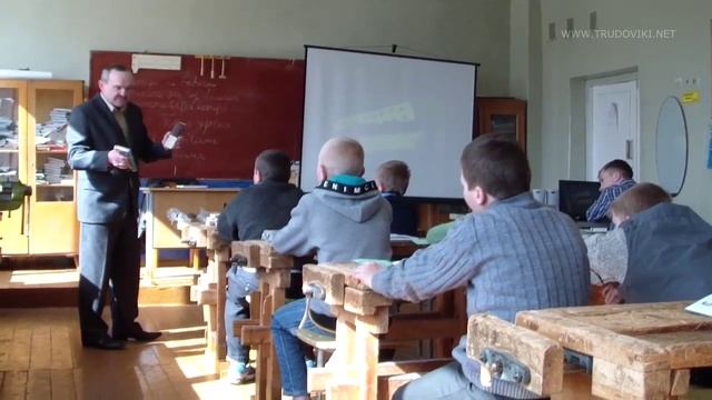 Урок Технологии в школе - Шлифование древесины.