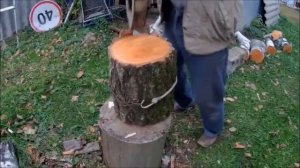 Колун (дровокол) механический на частном подворье.