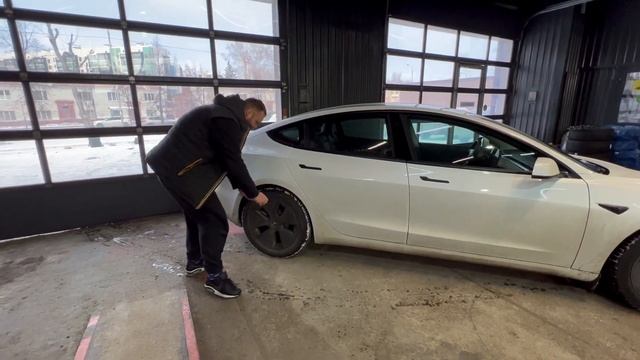 Попал на 100 тысяч! Какую резину купить для Tesla Model 3: 235/45 18, 245/50 18 или 235/50 18? смотреть онлайн