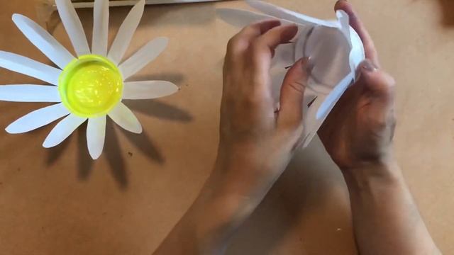 DIY | ЦВЕТЫ из СТАКАНЧИКОВ от СМЕТАНЫ Своими руками.Поделки из пластиковых бутылок. смотреть онлайн