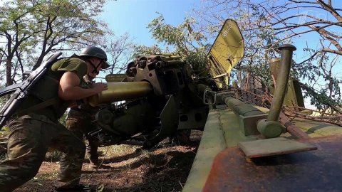 Бойцы второго армейского корпуса Народной милиции ЛНР выбивают националистов из Донецкой республики