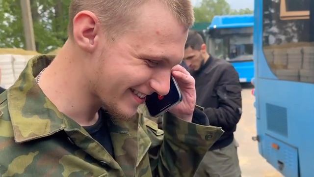 состоялся обмен пленными.Первые кадры обмена с Российской стороны