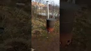 Печка-бочка для сжигания мусора на дачном участке. Демонстрационное видео