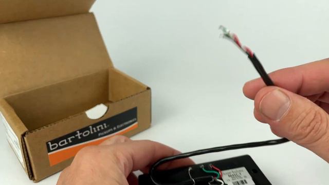 Bartolini M45C 5 String Original Series Bass Pickup: What’s In The Box (A Close-Up Look) смотреть онлайн