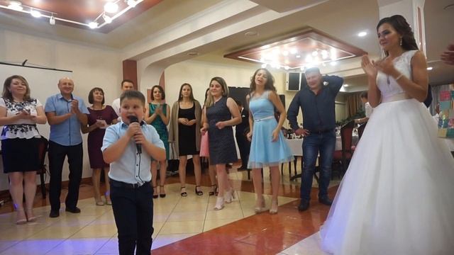 Племянник Айнур трогательно поздравляет тетю Лилию на свадьбе! смотреть онлайн