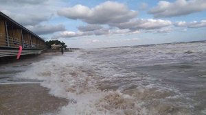 Шторм на Азовском море, бушует природа