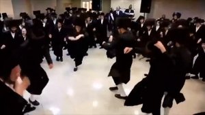 Евреи денсят под подлую еврейскую музыку