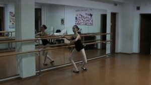 Экзерсис станок. Рон де жамбе партер. Гирченко Милена, отрабатывает ошибки.
